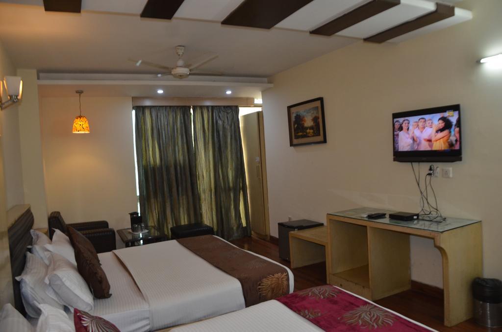 Hotel Milan Deluxe New Delhi Exterior photo