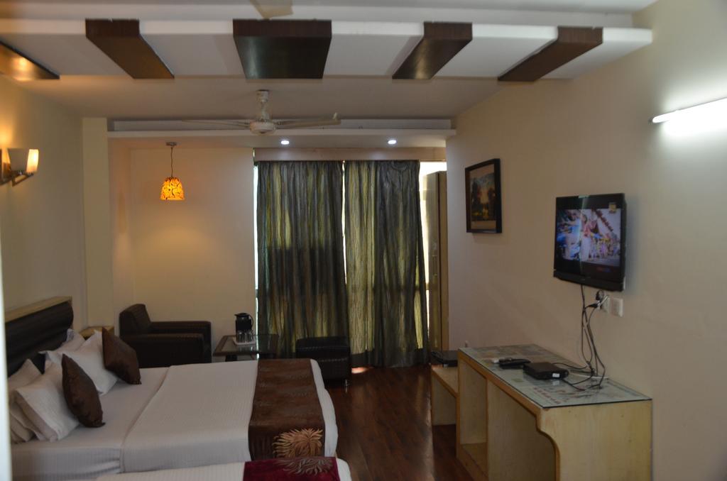 Hotel Milan Deluxe New Delhi Exterior photo