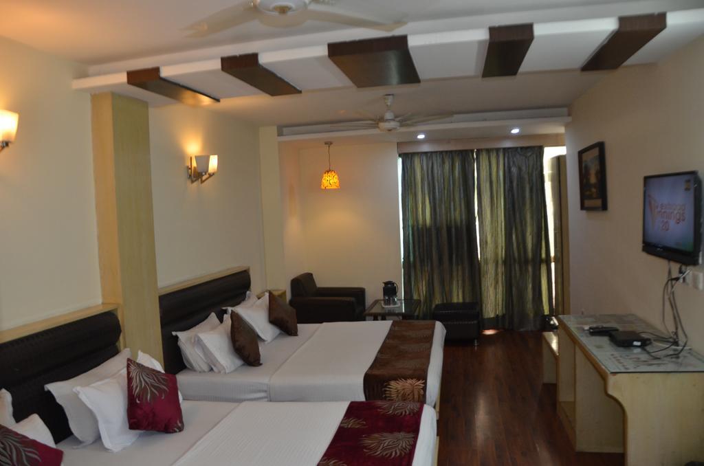 Hotel Milan Deluxe New Delhi Exterior photo