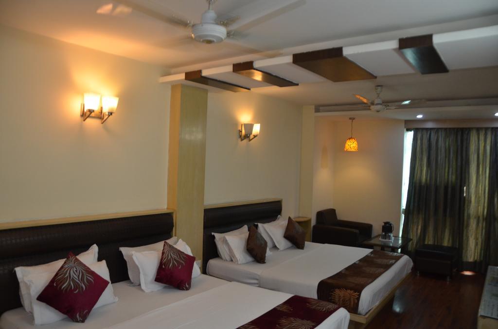 Hotel Milan Deluxe New Delhi Exterior photo