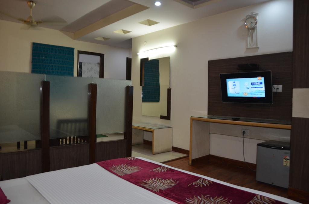Hotel Milan Deluxe New Delhi Exterior photo