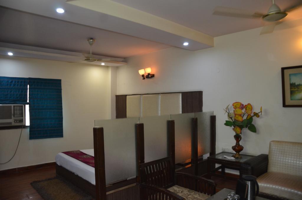 Hotel Milan Deluxe New Delhi Exterior photo