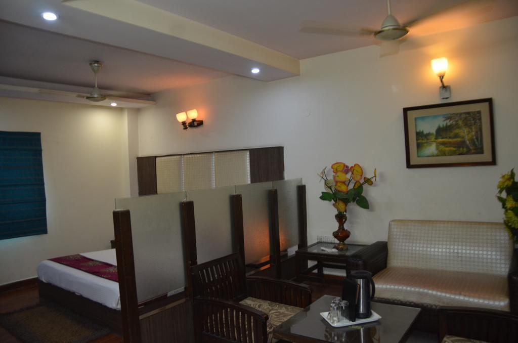 Hotel Milan Deluxe New Delhi Exterior photo