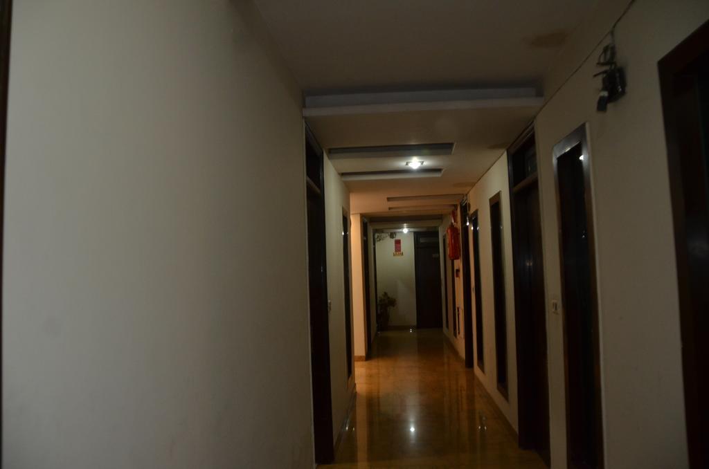 Hotel Milan Deluxe New Delhi Exterior photo