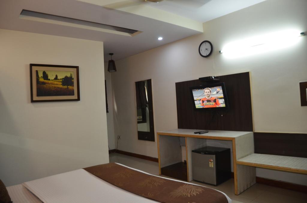 Hotel Milan Deluxe New Delhi Exterior photo