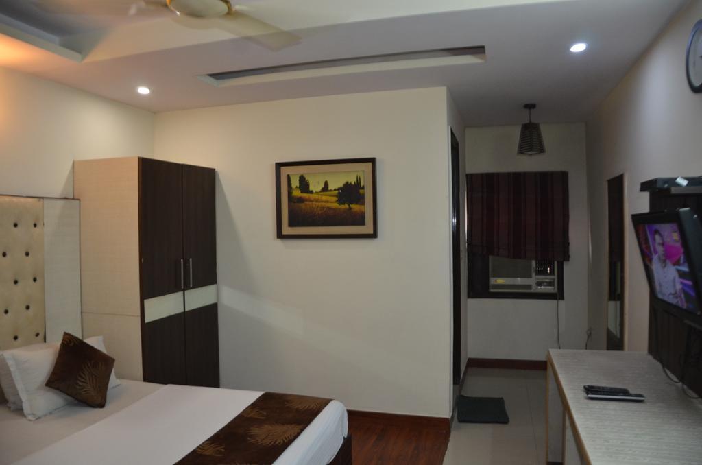 Hotel Milan Deluxe New Delhi Exterior photo