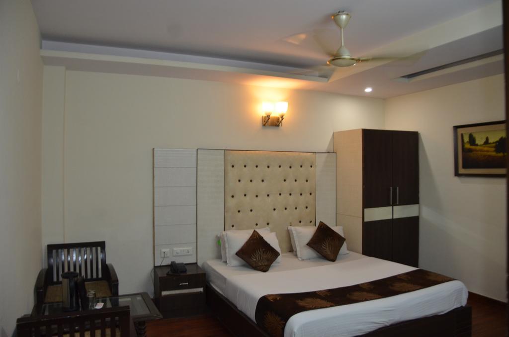 Hotel Milan Deluxe New Delhi Exterior photo
