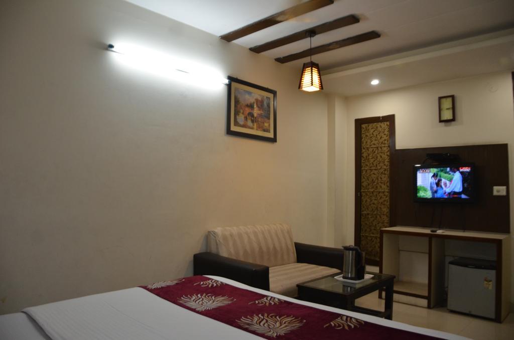 Hotel Milan Deluxe New Delhi Exterior photo
