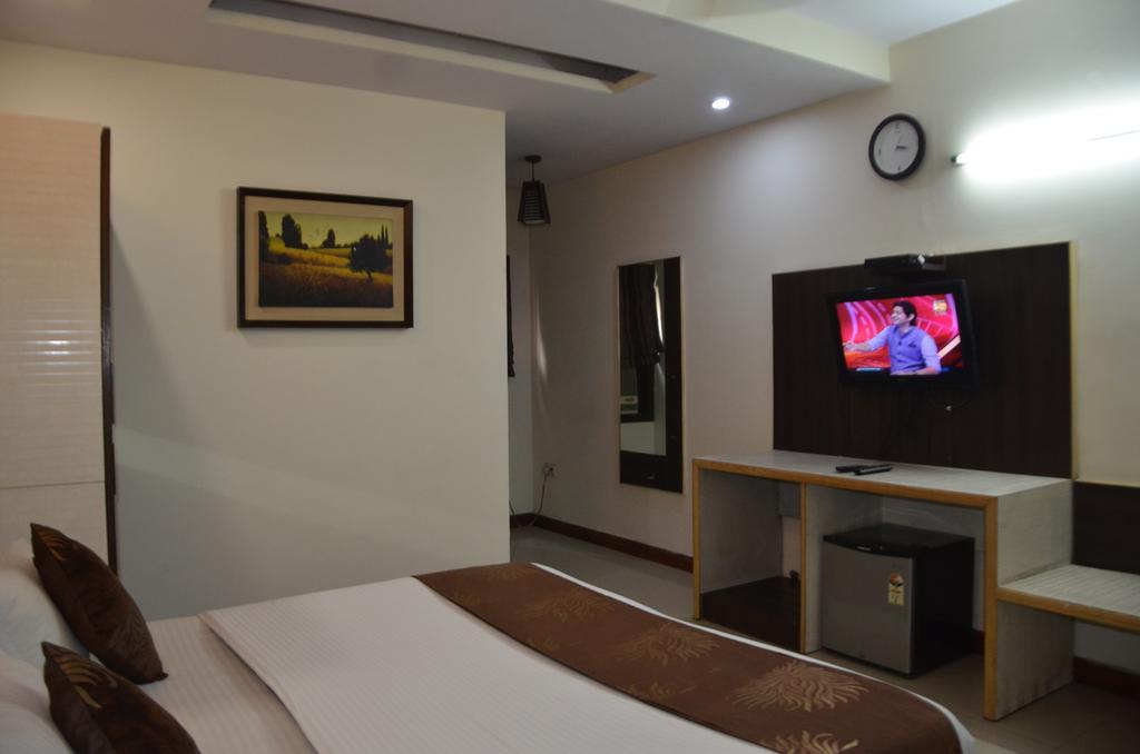 Hotel Milan Deluxe New Delhi Exterior photo