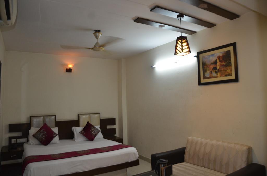 Hotel Milan Deluxe New Delhi Exterior photo