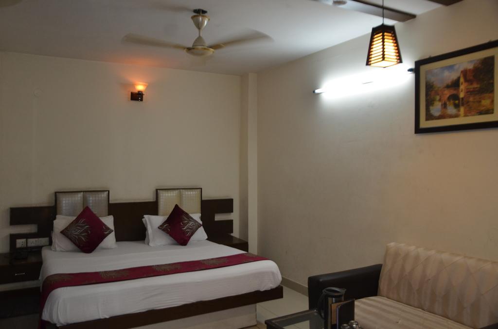 Hotel Milan Deluxe New Delhi Exterior photo