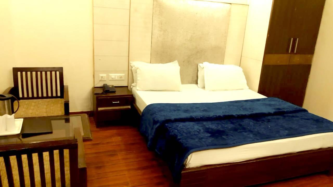 Hotel Milan Deluxe New Delhi Exterior photo