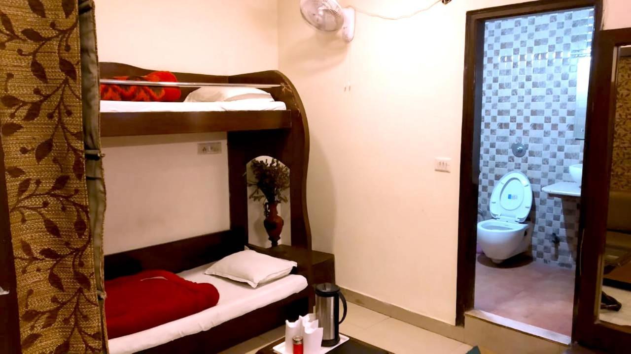 Hotel Milan Deluxe New Delhi Exterior photo