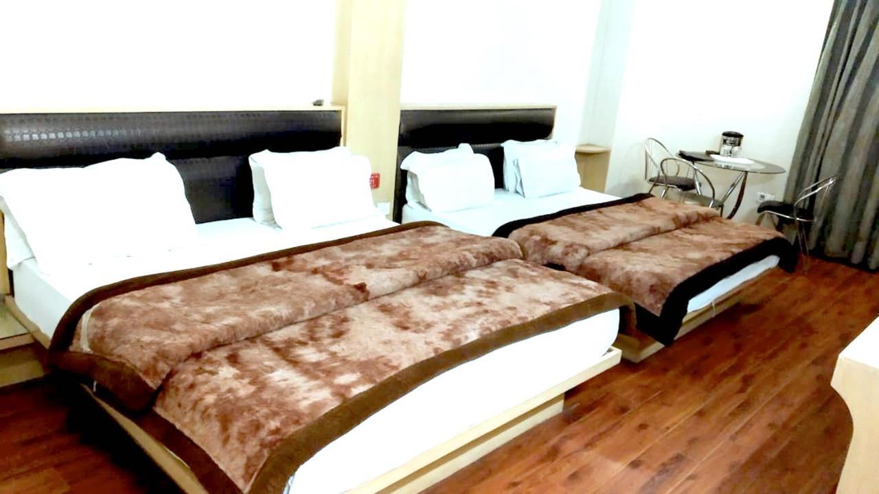 Hotel Milan Deluxe New Delhi Exterior photo