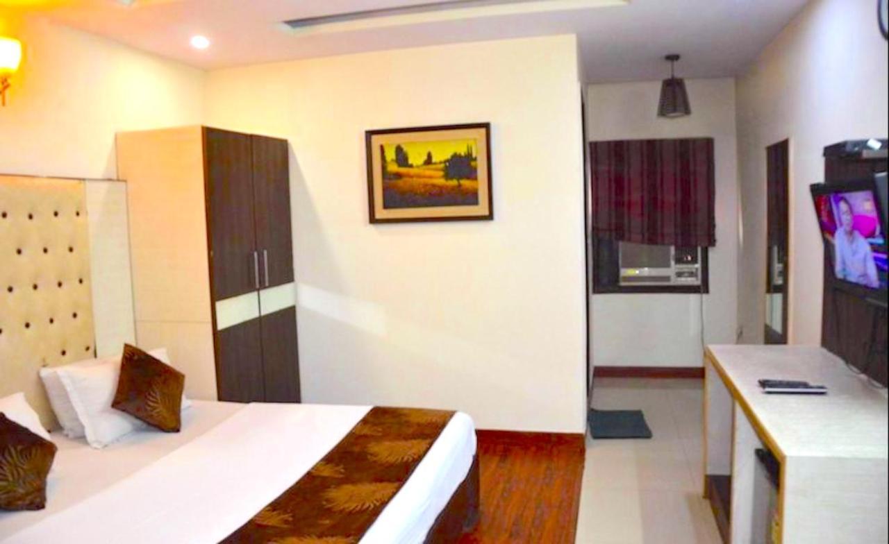 Hotel Milan Deluxe New Delhi Exterior photo
