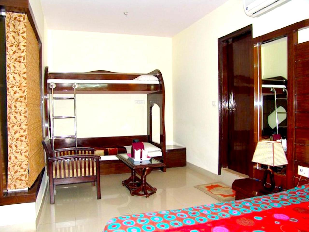 Hotel Milan Deluxe New Delhi Exterior photo