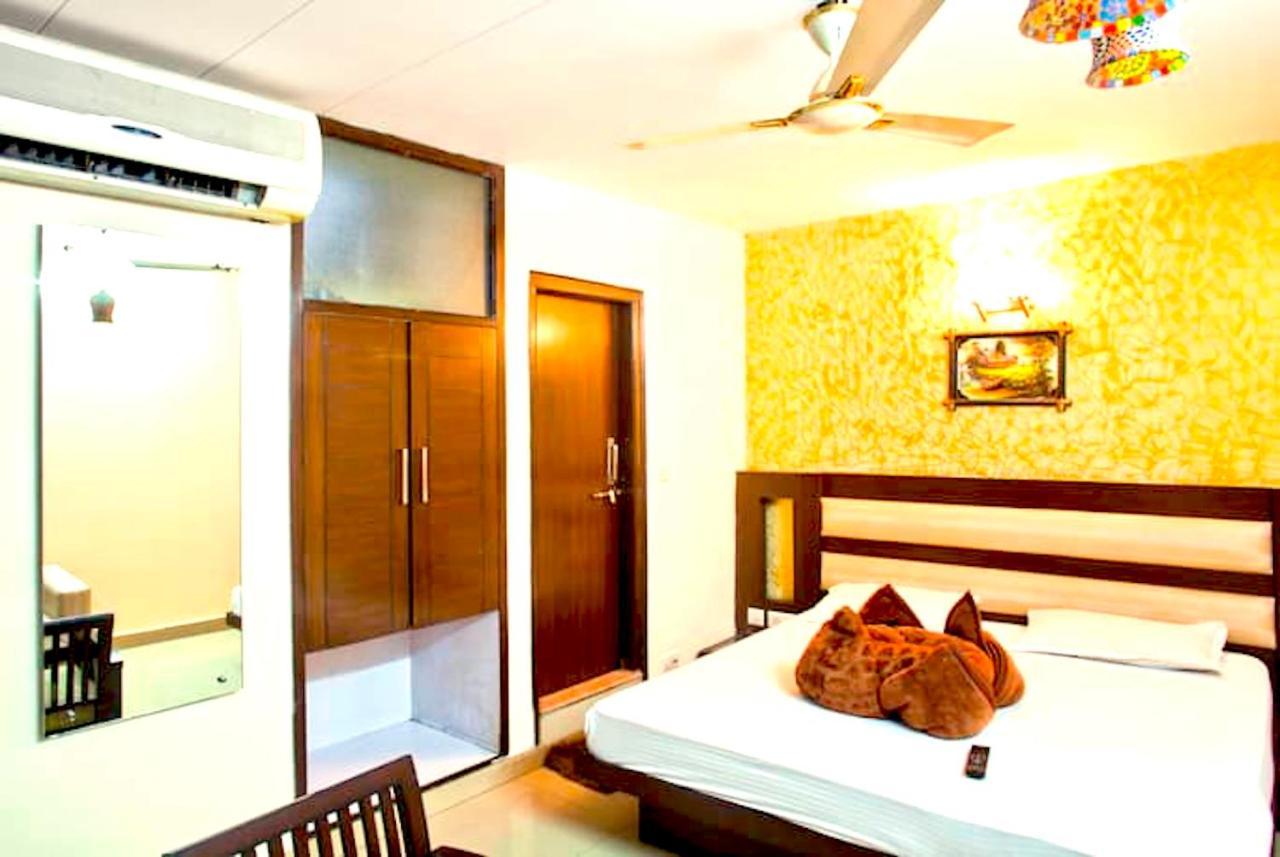 Hotel Milan Deluxe New Delhi Exterior photo